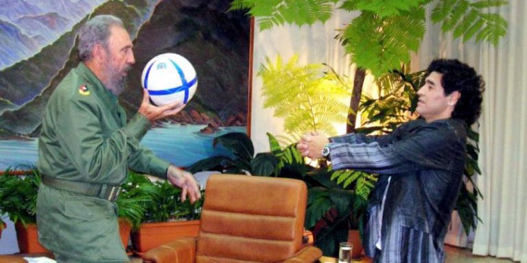 Maradona, in lacrimi dupa moartea lui Fidel Castro: “Alaturi de Dumnezeu, el este motivul pentru care inca traiesc”