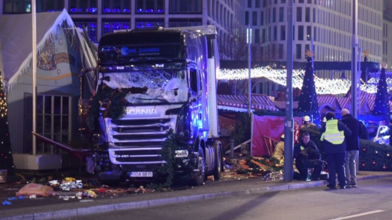 BERLIN: Un camion a intrat in PLIN in multimea adunata la Tirgul de Craciun (VIDEO)