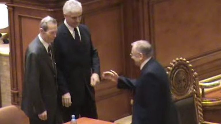 Iliescu NU are curajul sa-si ceara scuze nici postum Regelui Mihai (VIDEO cu Regele Mihai cind a refuzat sa dea mina cu el)