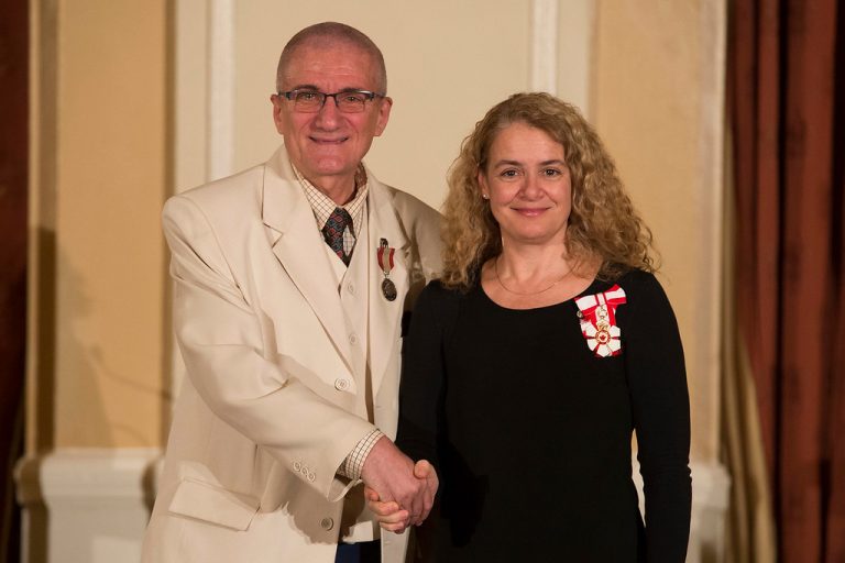 Prof. Vania Atudorei, decorat cu Medalia pentru benevolat a MS Regina Elisabeta a II-a a Marii Britanii si Canadei