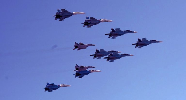 Rusia desfasoara avioane de lupta in Crimeea pe fondul tensiunilor cu Ucraina