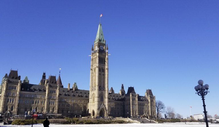 Ottawa avertizeaza: REDUCEREA cu 20% a EMIGRATIEI de catre Quebec va afecta domenii importante