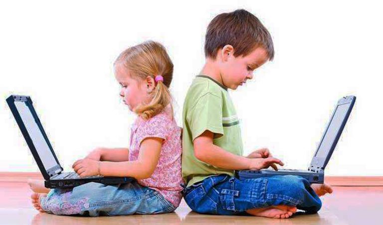 Parintii, sfatuiti sa limiteze accesul copiilor la dispozitivele electronice cu o ora inainte de culcare (studiu)