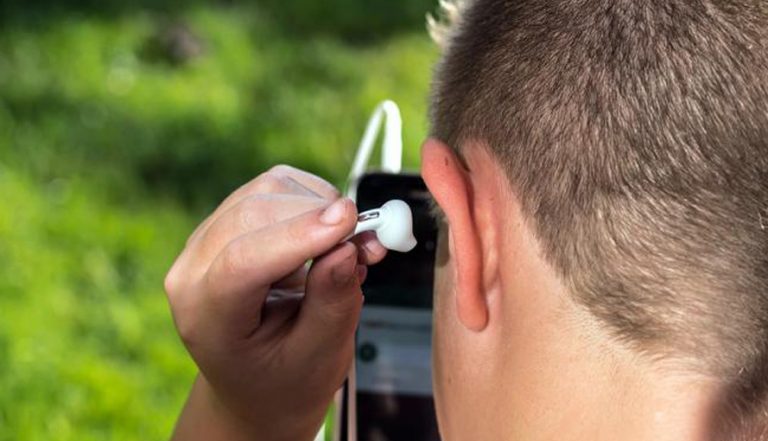 OMS avertizeaza in legatura cu sanatatea auditiva a utilizatorilor de smartphone si MP3