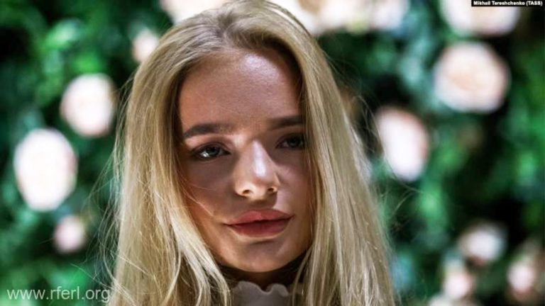 Fata purtatorului de cuvant al lui Putin lucreaza in PE si are acces nerestrictionat la documentele UE