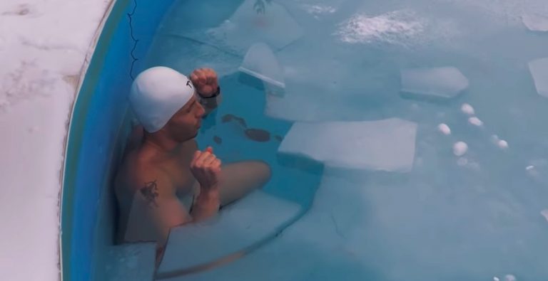 Paul Georgescu, primul roman care a inotat 1.600 de metri in apa inghetata