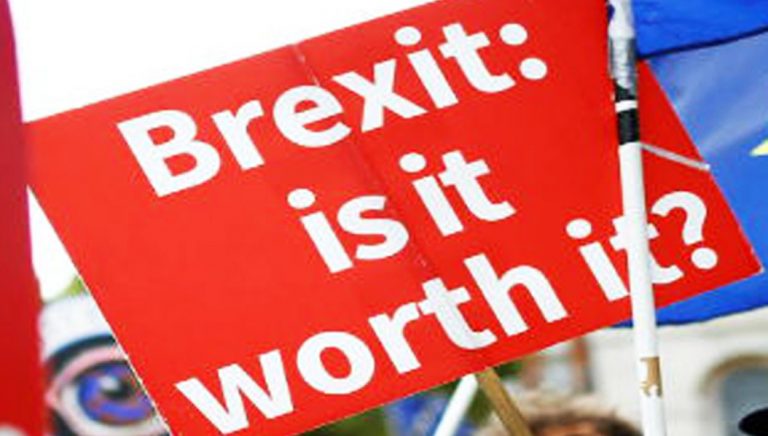 Regina Elisabeta a II-a a promulgat legea care IMPIEDICA un BREXIT FARA ACORD pe 31 octombrie