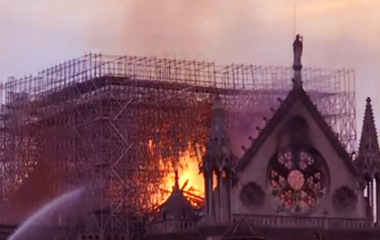 (Video) ARDE Catedrala Notre-Dame din Paris!