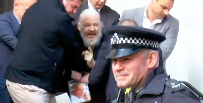 Assange, prea bolnav pentru a comparea la tribunal, chemat la o noua audiere pe 12 iunie privind extradarea sa in SUA