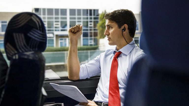 Premierul Trudeau a primit amenintari si poarta vesta antiglont