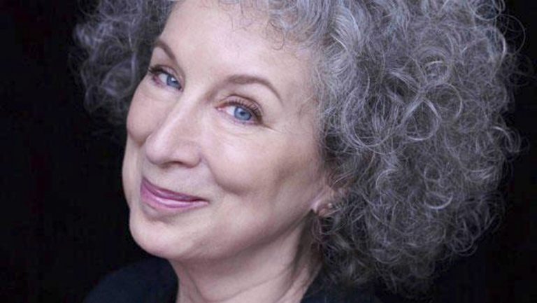 Scriitoarea canadiana Margaret Atwood, distinctie rara acordata de Regina Elisabeta a II-a