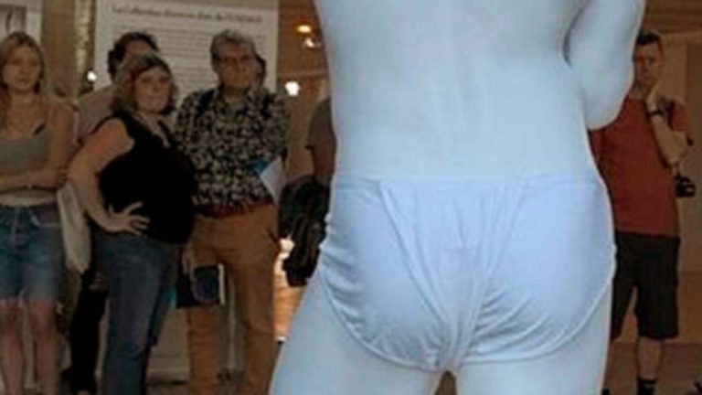 UNESCO, scandalizata de statui-nud. In replica, un artist le-a pus lenjerie intima