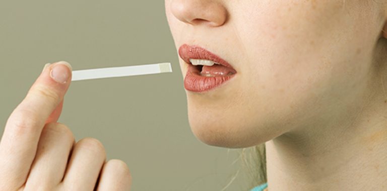 SUA autorizeaza primul test de saliva prelevat ACASA pentru depistarea COVID -19