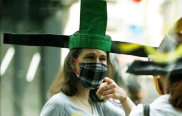 Paris: Palarii cu extensii, pentru pastrarea distantei intre vizitatorii unei galerii de arta