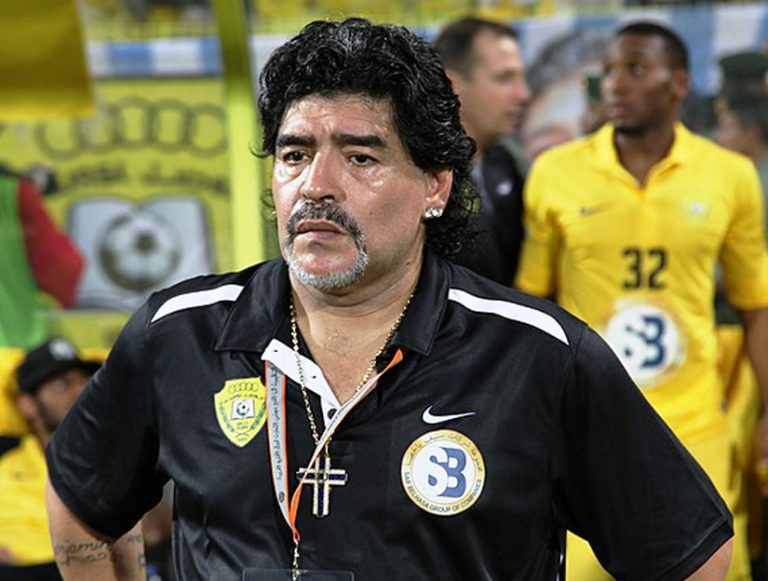 Marele fotbalist Maradona a murit in urma unui stop cardiac